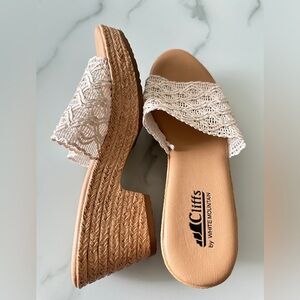 ‼️SALE‼️Cliffs by White Mountain Beige Wedges